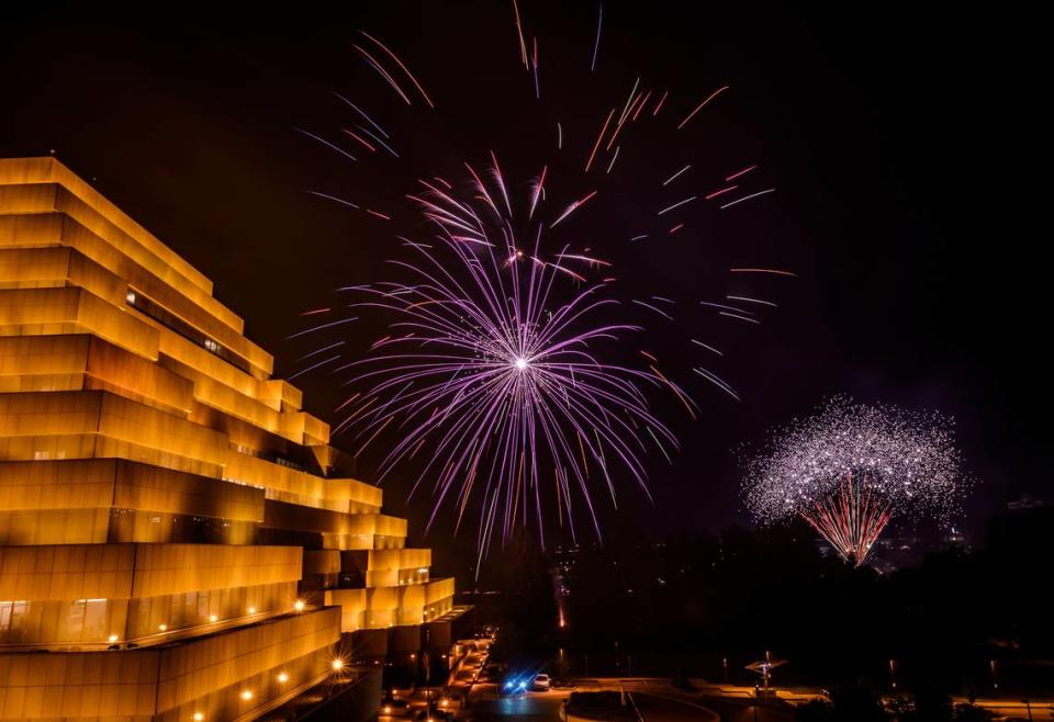 Fuegos artificiales conmemoran las celebraciones festivas del 4 de Julio cerca del edificio de oficinas Ziggurat, en West Sacramento, el 4 de julio de 2019.