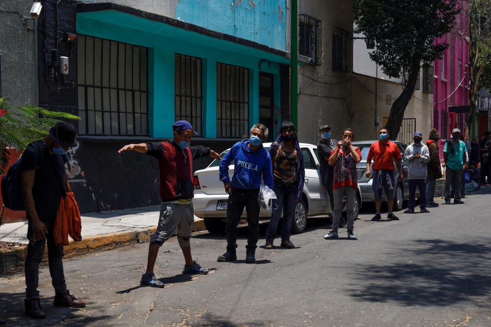 Miembros de la comunidad trans de la Ciudad de México, reparten comida a las afueras del metro Revolución para gente en situación de calle. NOTIMEX/FOTO/PAOLA HIDALGO/PHG/SOI/VPG