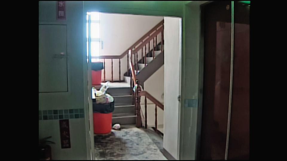 清潔工在樓梯間的垃圾桶內發現女講師的背包，意外揭發驚悚命案。（東森新聞提供）