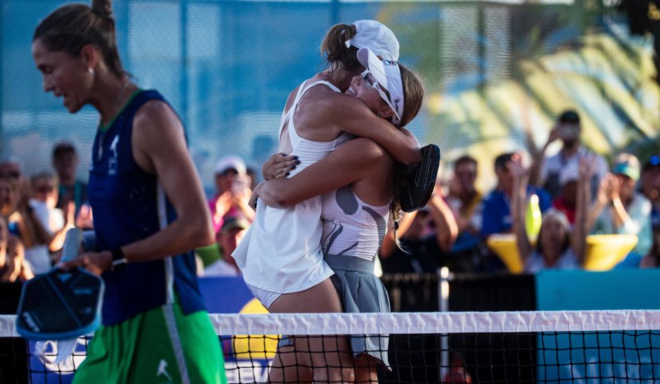 Leigh y Anna Leigh Waters se abrazan después de ganar la final de dobles profesionales femenina en el Campeonato Minto US Open Pickleball en Nápoles el sábado 20 de abril de 2024. El equipo de madre e hija venció a Simone Jardim y Allison Harris.