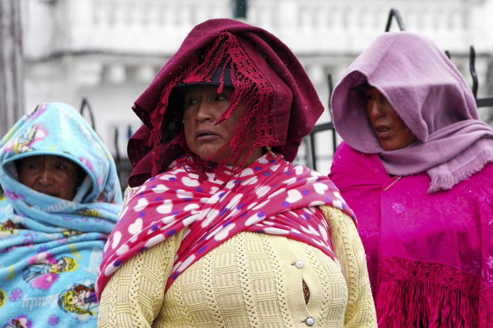 Bajo una ligera lluvia, mujeres indígenas protestan contra la inseguridad en el país y para que se respete la justicia indígena, en Latacunga, Ecuador, el 9 de febrero de 2024. (AP Foto/Dolores Ochoa)