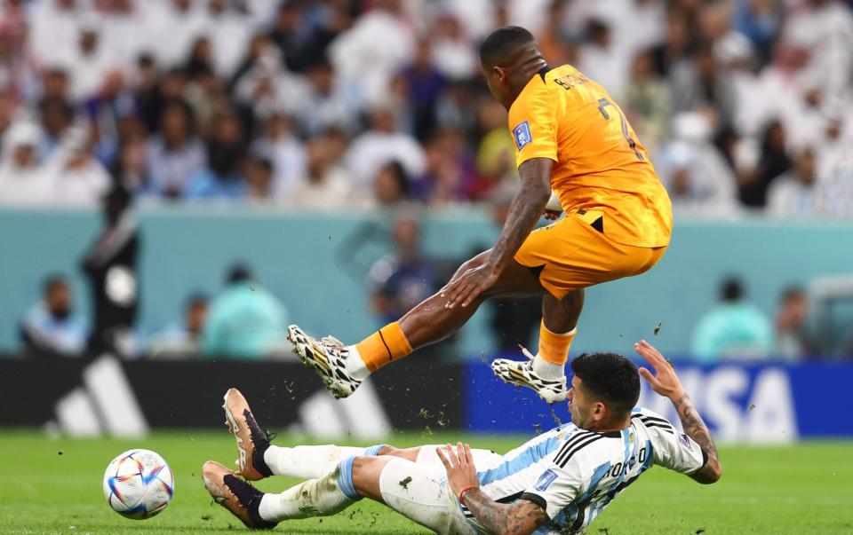 Steven Bergwijn of the Netherlands is challenged by Cristian Romero of Argentina - Chris Brunskill/Fantasista/Getty Images