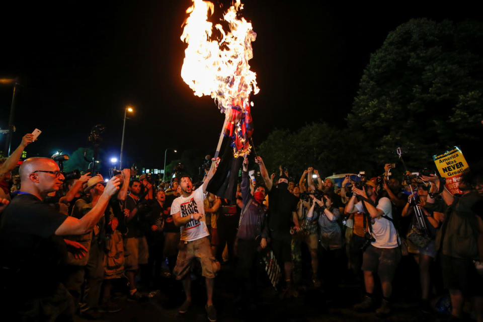 <p>Protesters from various organizations surround men who were burning a modified American flag along the perimeter walls of the 2016 Democratic National Convention in Philadelphia, Pa., on July 27, 2016. (Photo: Adrees Latif/Reuters)</p>