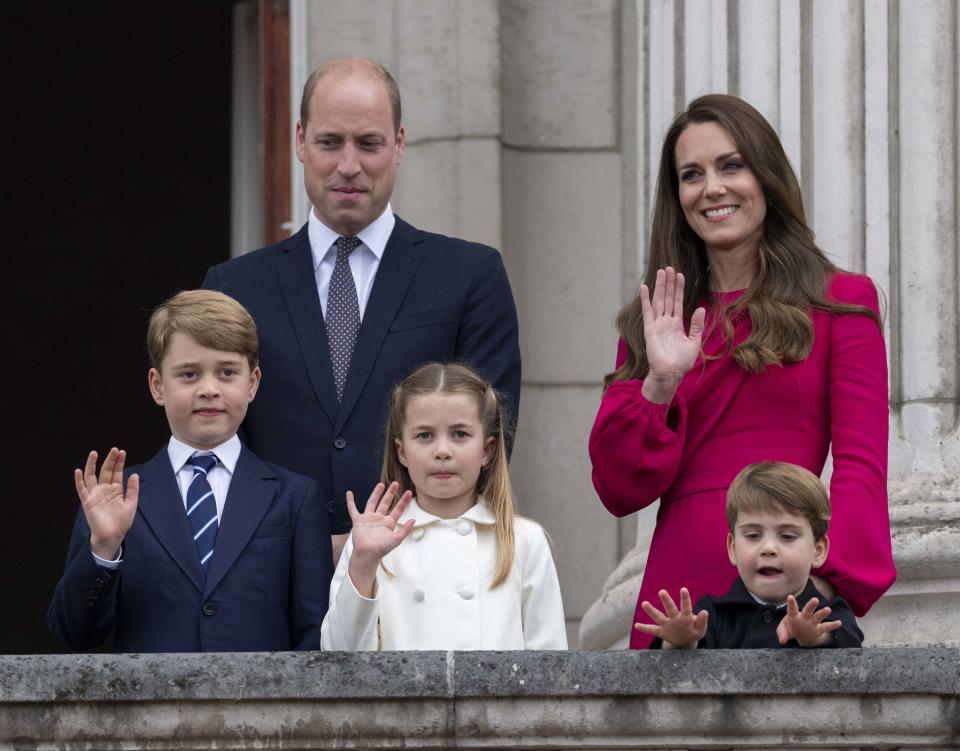 LONDON, ENGLAND - JUNE 05: Prince William, Duke of Cambridge and Catherine, Duchess of Cambridge with Prince George of Cambridge, Prince Louis of Cambridge and Princess Charlotte of Cambridge stand on the balcony at Buckingham Palace at the end of the Platinum Pageant on The Mall on June 5, 2022 in London, England. The Platinum Jubilee of Elizabeth II is being celebrated from June 2 to June 5, 2022, in the UK and Commonwealth to mark the 70th anniversary of the accession of Queen Elizabeth II on 6 February 1952. (Photo by Mark Cuthbert/UK Press via Getty Images)