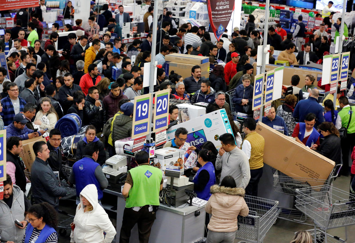 Shoppers wait in line to pay for purchases as the holiday shopping season kicks off with ‘El Buen Fin’ (The Good Weekend), at a Sam’s Club store, in Mexico City, Mexico, November 17, 2017. (REUTERS/Henry Romero)