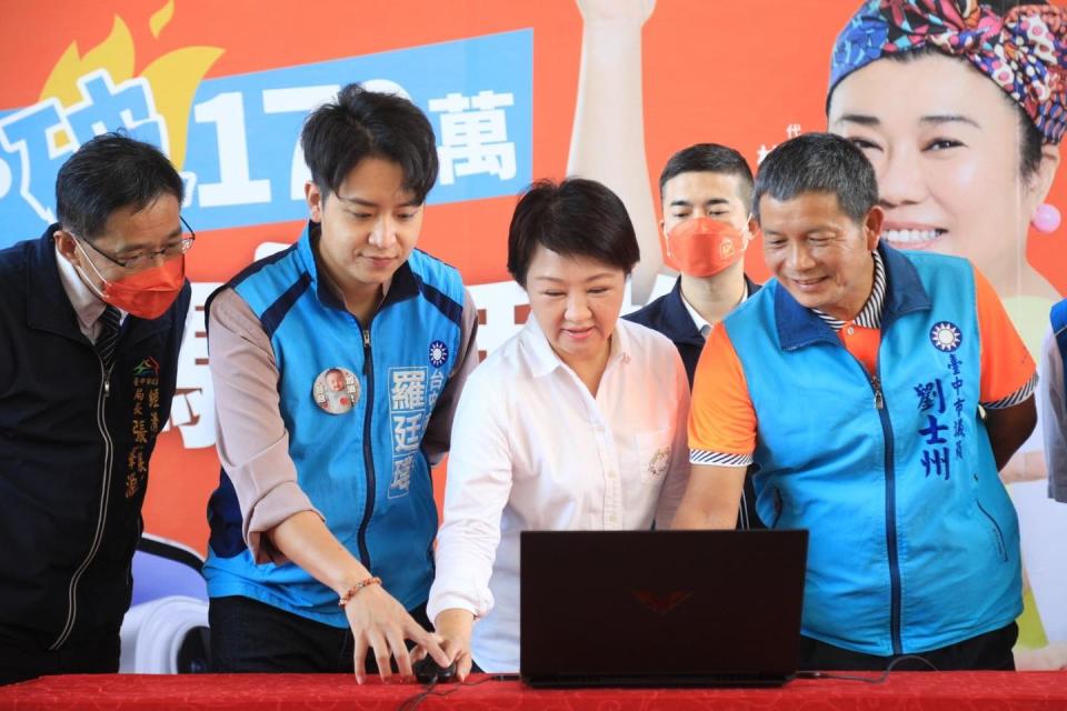 33歲的羅廷瑋（左２）拿下2萬5381票在今年台中市議員選舉居次。翻攝羅廷瑋臉書