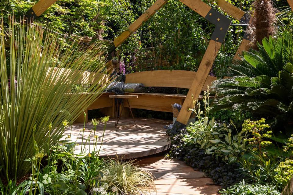 <p><strong>SANCTUARY GARDEN | Award: SILVER-GILT</strong><strong><br></strong></p><p>Inspired by the sub-tropical gardens of the Mediterranean, a contemporary arch provides the entrance to a secret jungle which leads to a daybed platform where the visitor can rest, whilst being totally immersed in plants.</p>
