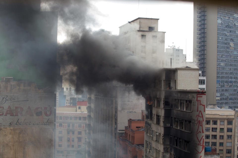 <p>Firefighters work in the aftermath and search for possible victims of the fire that struck two buildings in the center of the city of Sao Paulo, at dawn on May 1, 2018. (Photo: Paulo Lopes via ZUMA Wire) </p>