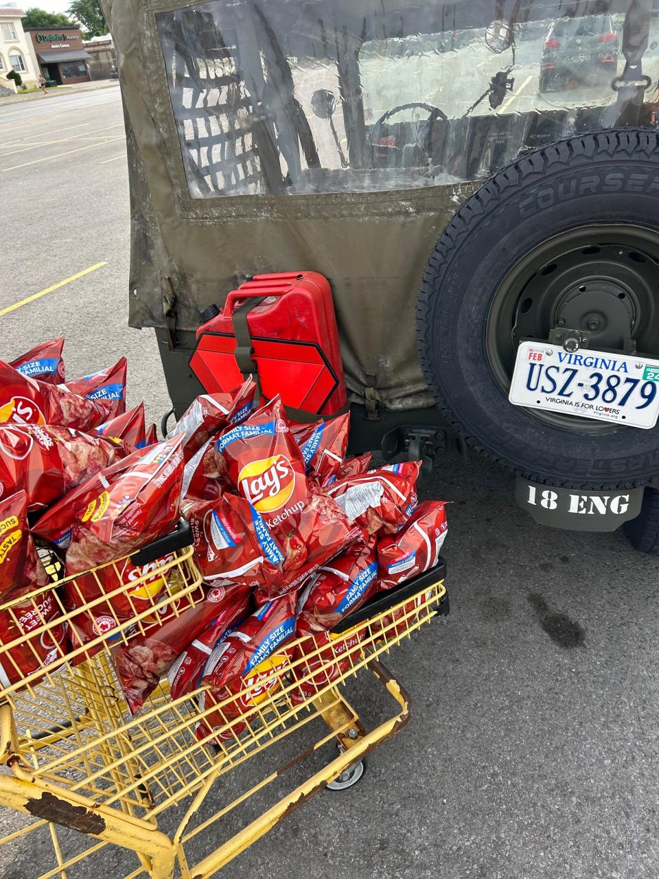 The U.S. duo bought a cartload of the Canadian chips. (Facebook/@jimsnofrills)