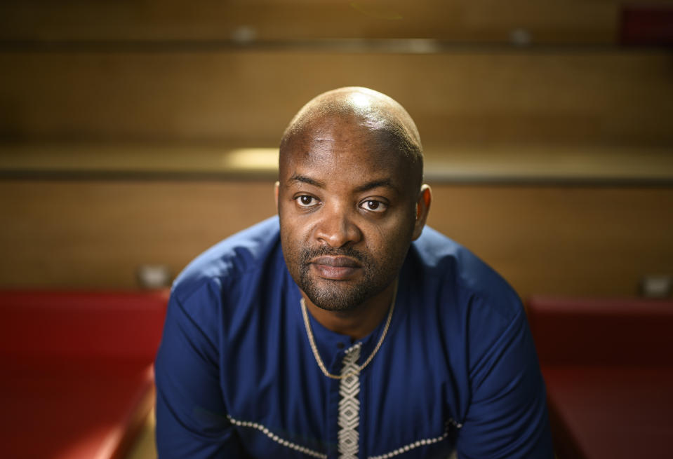 Pascal Kanyemera sentado posa para una foto en el Centro Nacional de las Artes en Ottawa, Ontario, Canadá, el miércoles 17 de julio de 2024. (AP Foto/Justin Tang)