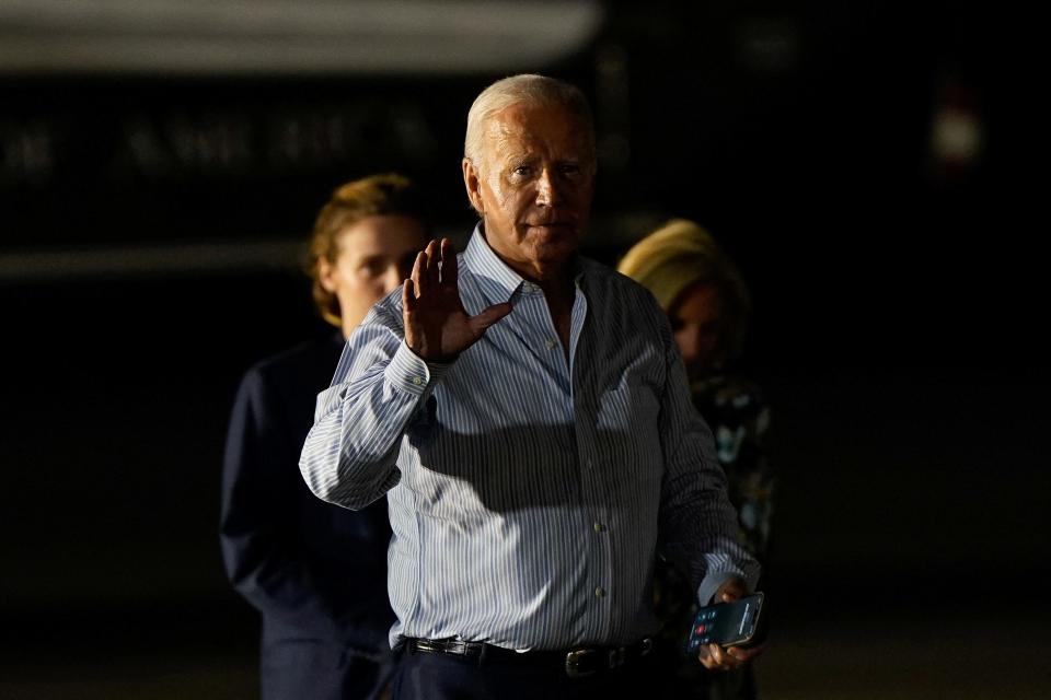 U.S. President Joe Biden gestures as he walks from Marine One to Air Force One with first lady Jill Biden and granddaughters Natalie Biden (not pictured) and Finnegan Biden, in Burlington County, New Jersey, U.S., June 29, 2024. REUTERS/Elizabeth Frantz