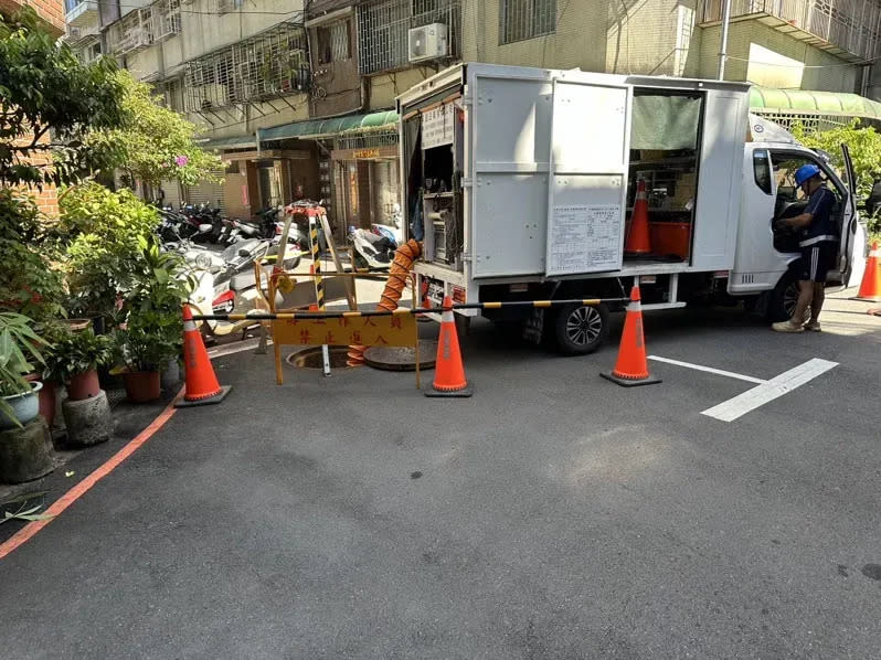 新北永和今天（25日）上午，一名女子疑因滑手機沒注意前方人孔蓋打開，不慎跌落洞中。（翻攝畫面）