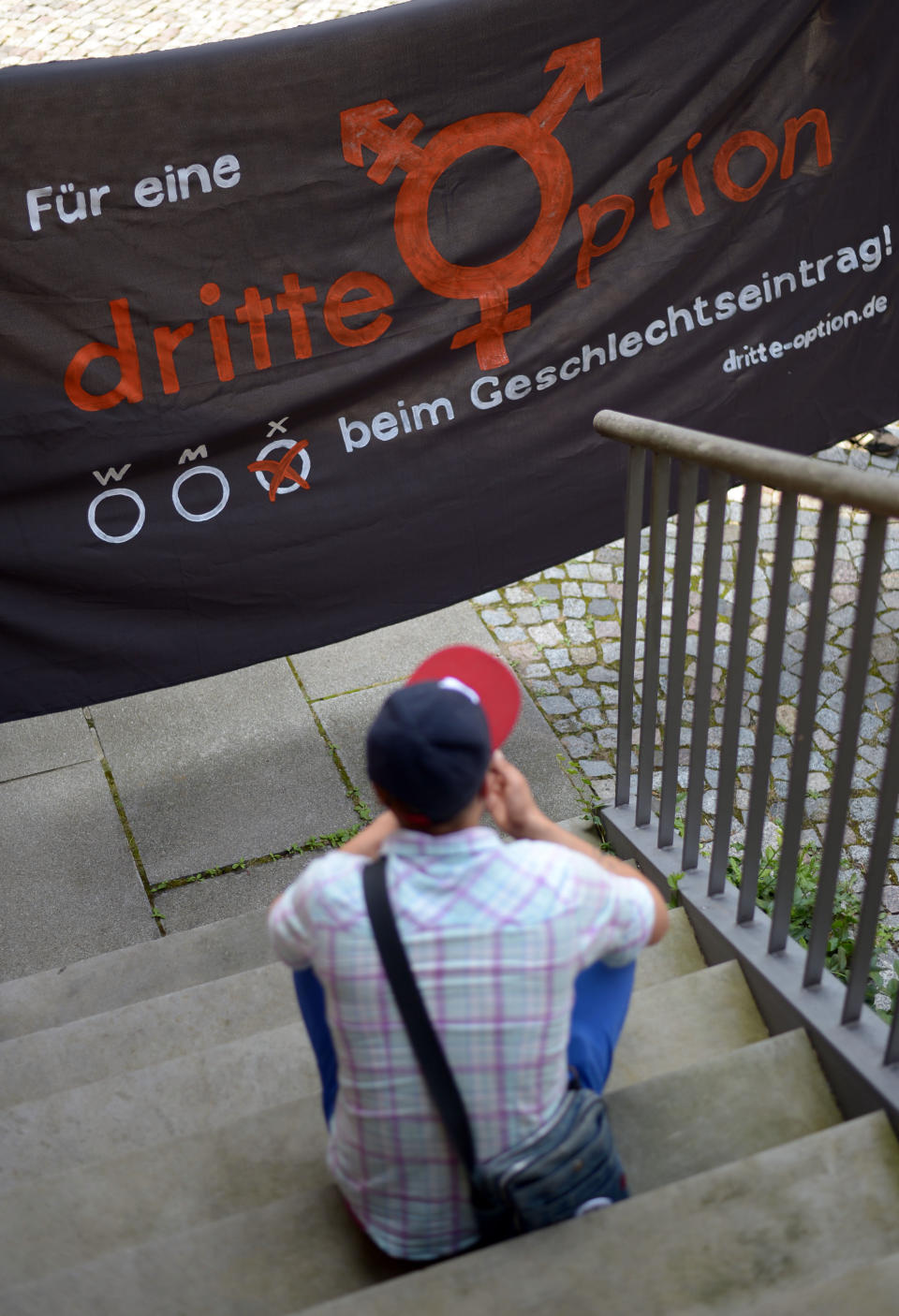 Die Intersexuellen-Initiative "Dritte Option" hatte vor dem Bundesverfassungsgericht geklagt und nun recht bekommen. Das dritte Geschlecht wird von nun an ins Geburtenregister mit aufgenommen. Damit kann sich jeder dafür entscheiden, nicht Mann oder Frau in seiner Geburtsurkunde stehen zu haben, sondern das dritte Geschlecht, das nicht näher spezifiziert ist. Auch diese folgenden Länder erkennen die Alternative an. (Bild-Copyright: Peter Steffen/dpa)