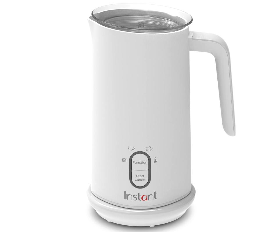 Instant milk frother in white