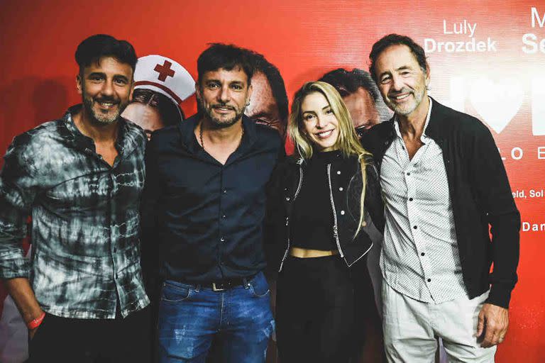 Otro de los que se sumó a la foto con los protagonistas fue Martín Bossi, quien eligió jeans y camisa para la noche esteña. 