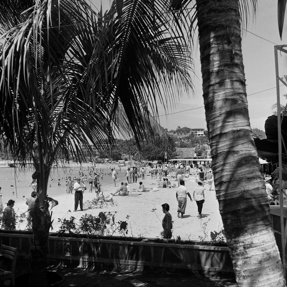 Acapulco en 1957, cuando era el lugar favorito de los estadounidenses para avacionar en invierno (AP Photo/md)