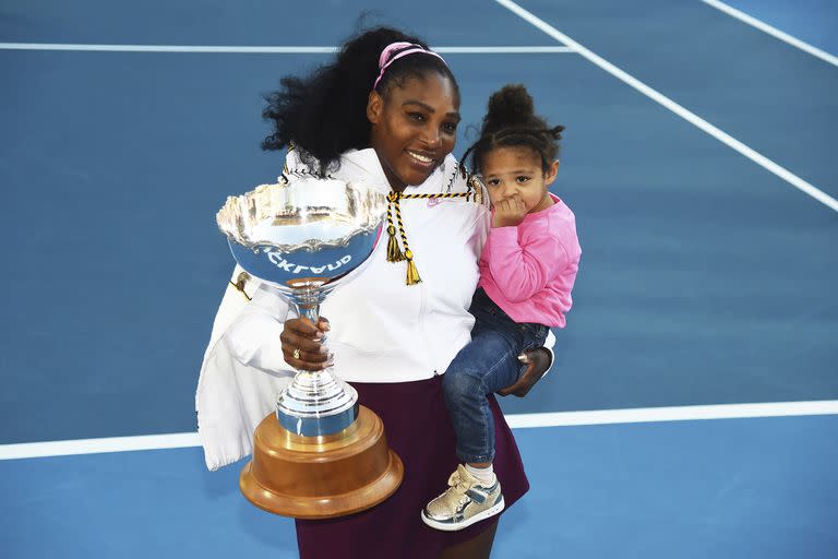 Serena Williams sostiene con un brazo a su hija Alexis Olympia Ohanian Jr., y con el otro la copa de campeona del ASB Classic en Auckland, Nueva Zelanda, 12 de junio de 2020. Fue uno de sus últimos éxitos