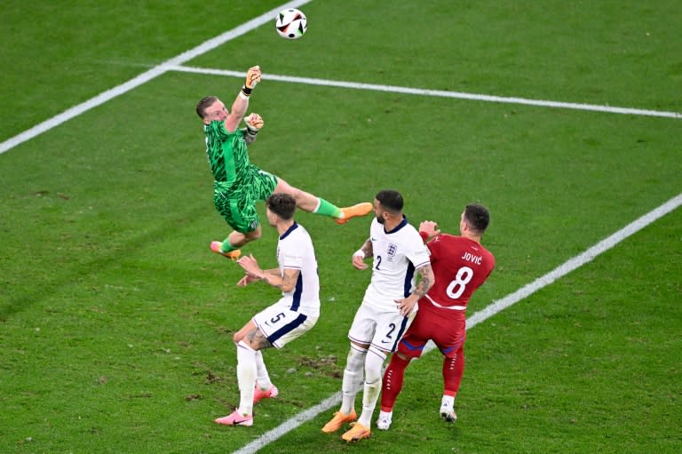 Le gardien de l'Angleterre Jordan Pickford écarte le danger lors du court succès contre la Serbie 1-0 à Gelsenkirchen, le 16 juin 2024 (INA FASSBENDER)