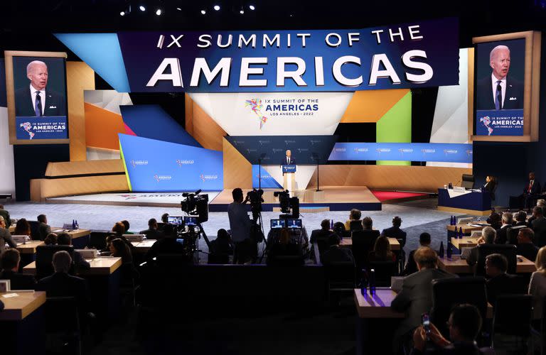 LOS ANGELES, CALIFORNIA - El presidente Joe Biden en su discurso para inaugurar la sesión plenaria de la IX Summit of the Americas en Los Angeles Convention Center. Mario Tama/Getty Images/AFP == FOR NEWSPAPERS, INTERNET, TELCOS & TELEVISION USE ONLY == - Créditos: @MARIO TAMA