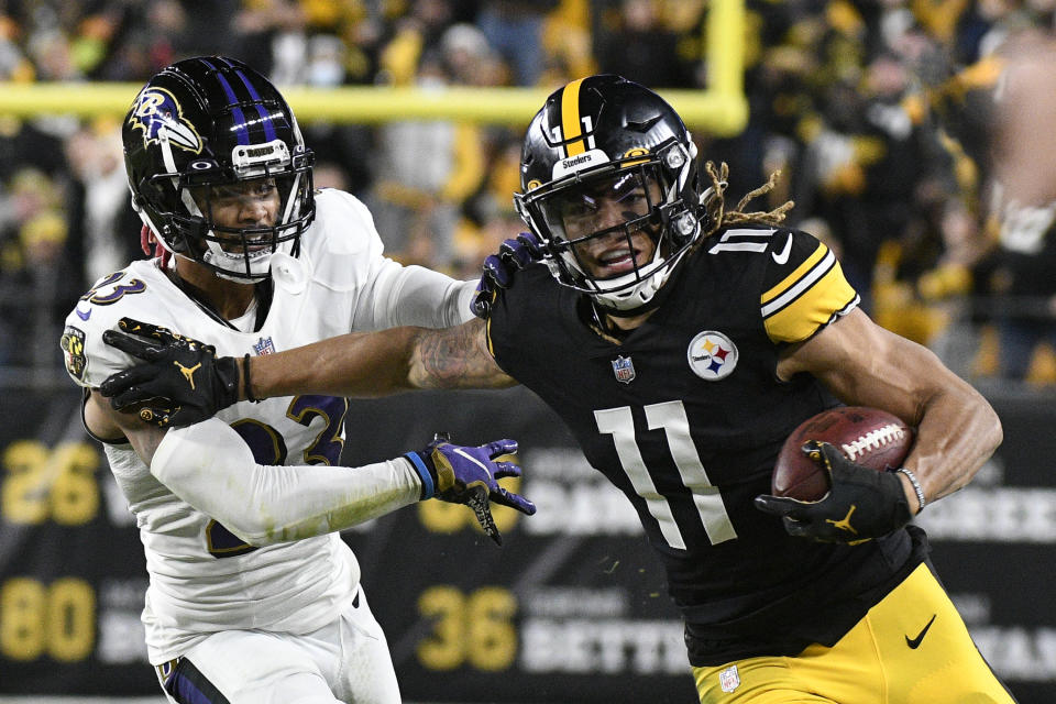 El wide receiver Chase Claypool (11), de los Steelers de Pittsburgh, evade al cornerback Anthony Averett, de los Ravens de Baltimore, después de atrapar un pase en duelo de NFL el domingo 5 de diciembre de 2021, en Pittsburgh. (AP Foto/Don Wright)