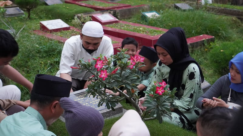 艾米爾一家人到墓園為已逝父母祈禱 家庭成員超過12人的印尼穆斯林艾米爾一家人，在開 齋節到墓園為死去的父母祈禱。 中央社記者李宗憲雅加達攝  113年4月10日 