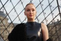 Denn Sophie Turner gehört zwar zu den jüngeren "Game of Thrones"-Stars, aber auch mit ihren 21 Jahren ist sie bereits ein kleiner Fashion-Star und dient als Muse von Louis Vuitton. Designer Nicolas Ghesquiere schickte sie bei der Show für die Herbst/Winter-Kollektion 2017 auf den Laufsteg. (Bild-Copyright: louisvuitton/Instagram)