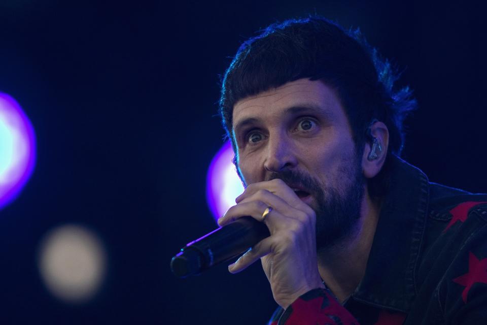 Sergio Pizzorno, vocalista de la banda británica Kasabian, durante su concierto en el festival Corona Capital en la Ciudad de México, el sábado 19 de noviembre de 2023. (Foto AP/Alejandro Godínez)