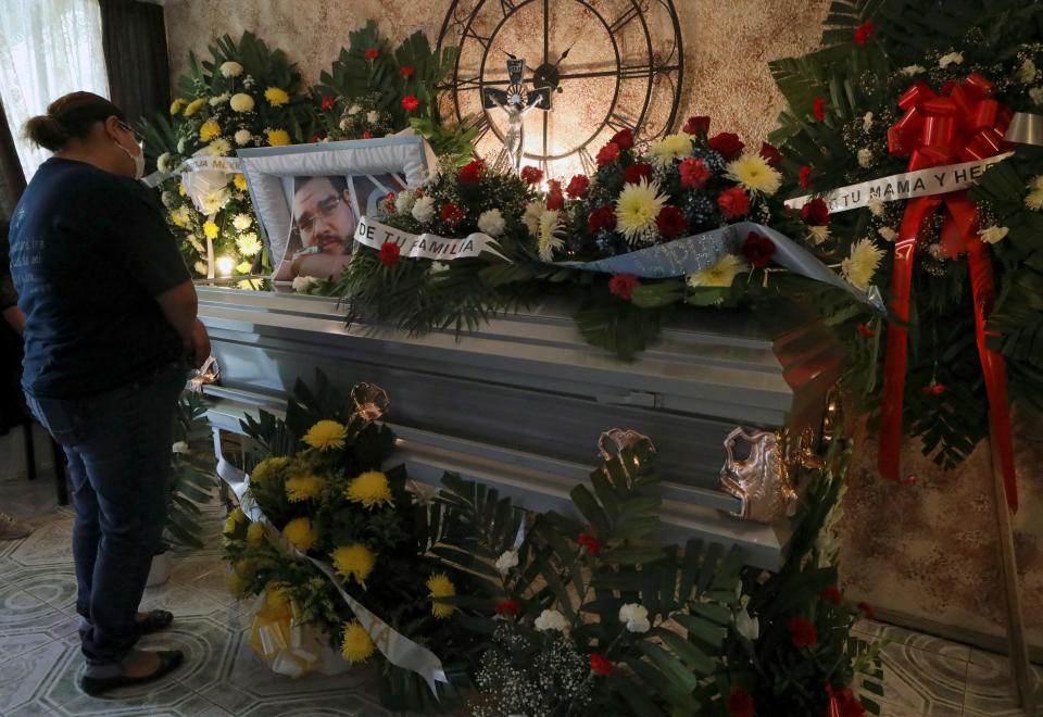 Un pariente de Juan Andrés García, paramédico de la Cruz Roja y enfermera del Instituto Mexicano del Seguro Social (IMSS) que murió de COVID-19, llora durante su funeral. Foto de HERIKA MARTINEZ / AFP a través de Getty Images.