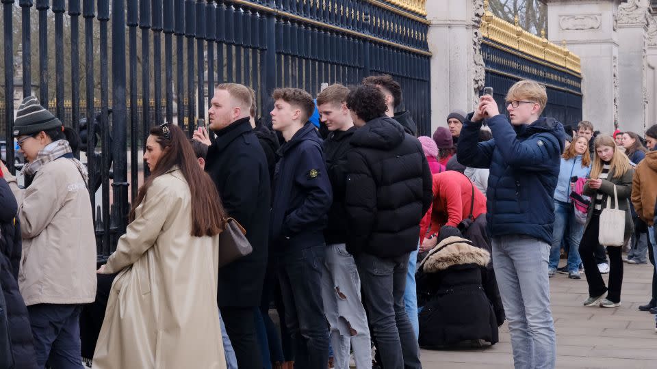 People are seen outside Buckingham Palace on February 6. - Matthew Chattle/Future Publishing/Getty Images
