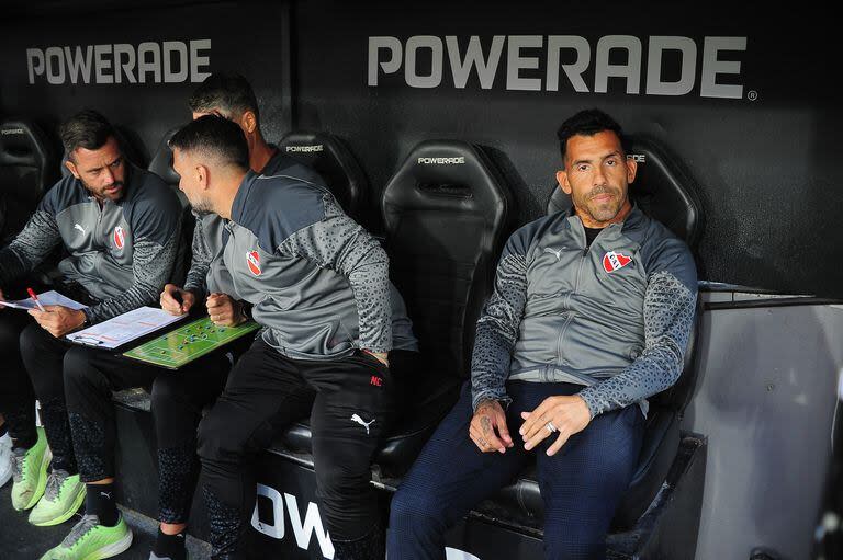 Carlos Tevez, observando el partido entre Independiente y Atlético Tucumán