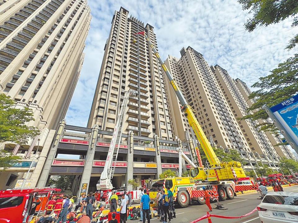 新竹市晴空匯火警造成2位消防員殉職，市長高虹安將祭出「消防公安345」，全面精進竹市高樓層集合式住宅消防與公共安全。（本報資料照片）