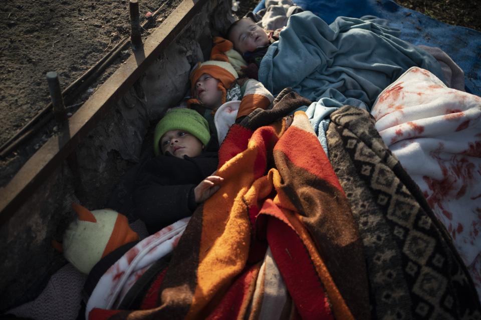Niños sirios duermen ante una estación de autobuses en Edirne, cerca de la frontera turca con Grecia, el sábado 7 de marzo de 2020. (AP Foto/Felipe Dana)