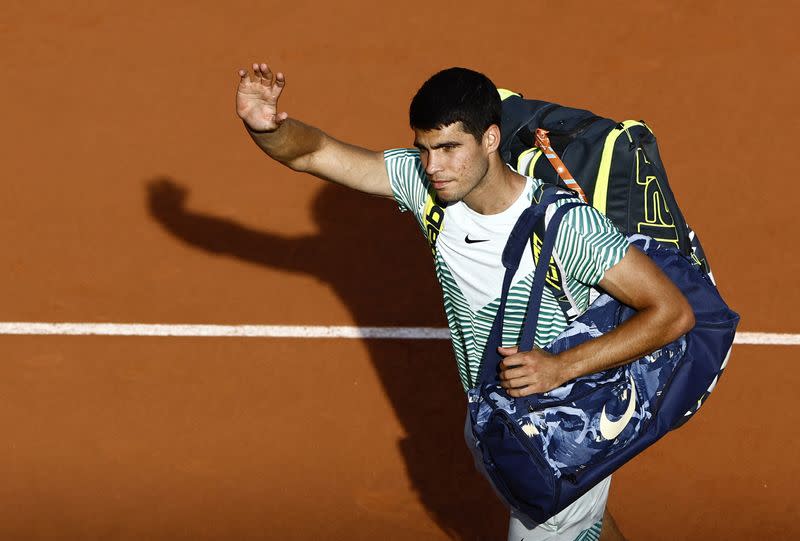 Tenis - Abierto de Francia - Roland Garros, París, Francia - 9 de junio de 2023 - El español Carlos Alcaraz abandona la pista tras perder su partido de semifinales contra el serbio Novak Djokovic