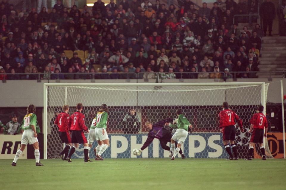 Peter Schmeichel dives to deny Rapid Vienna in 1996. (Getty Images)