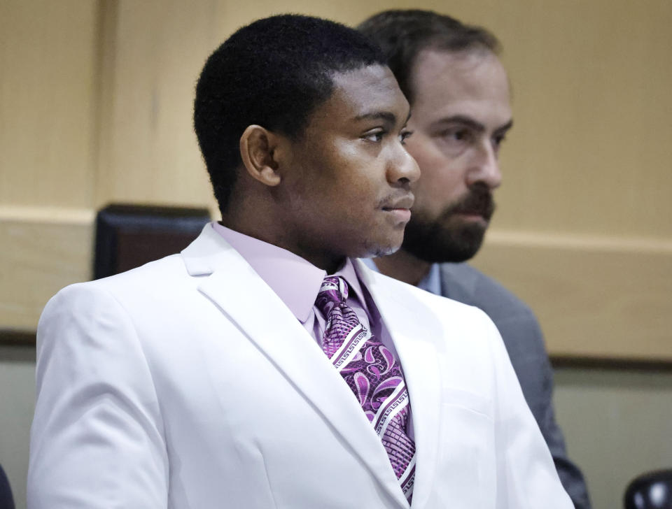 ARCHIVO - Trayvon Newsome llega a la corte para el quinto día de deliberaciones del jurado en el juicio por el homicidio de XXXTentacion en la corte del condado de Broward en Fort Lauderdale, Florida, el 14 de marzo de 2023. Tres hombres fueron sentenciados a cadena perpetua el jueves 6 de abril por el asesinato del rapero XXXTentacion de 2018, a quien le dispararon frente a una tienda de motocicletas en el sur de Florida mientras le robaban 50.000 dólares. Dedrick Williams, de 26 años, Trayvon Newsome, de 24 y Michael Boatwright, de 28 años fueron sentenciados. (Carline Jean/South Florida Sun-Sentinel vía AP, Pool)