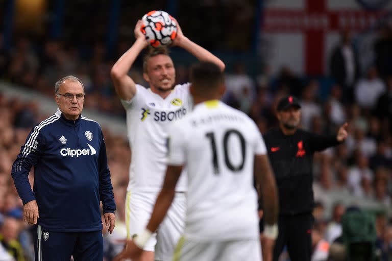 Ayling hace un lateral en dirección a Raphinha, con Bielsa al fondo