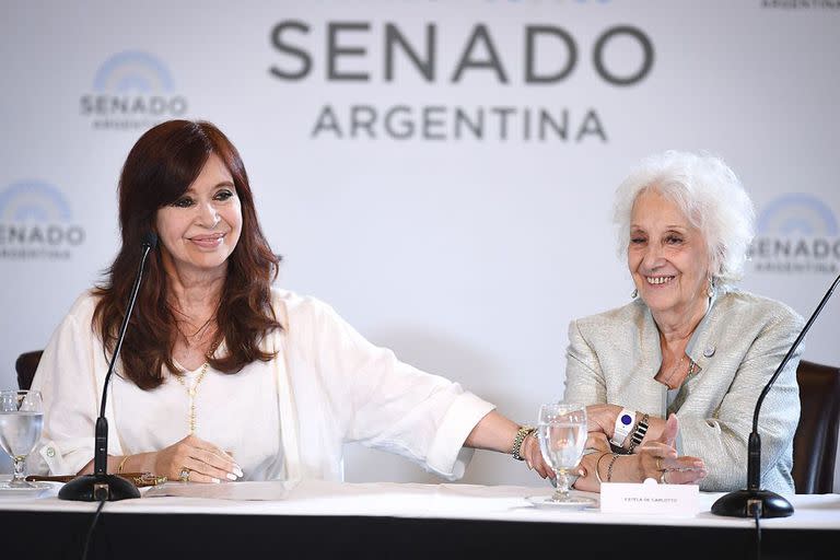 Cristina Kirchner junto a Estela de Carlotto, durante la entrega de la mención de honor Juana Azurduy