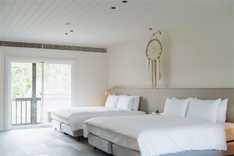 專案入住的「空旭 Sunrise」VIP房型，擁有24坪獨棟挑高空間、兩大床含浴缸及前後陽台。（圖／丘丘‧森旅CHU Resort提供）