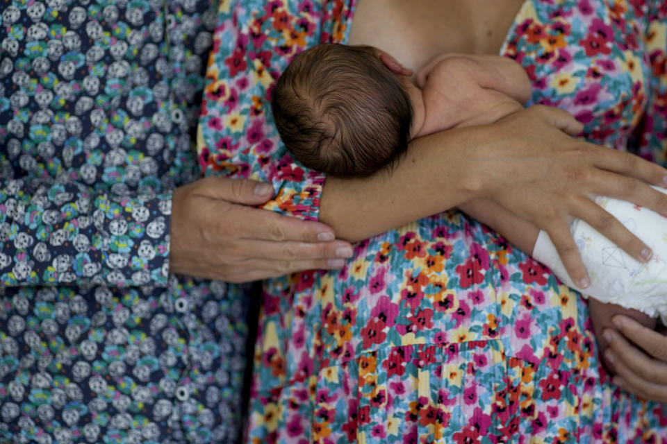 Maxim Levoshin y su esposa Ekaterina Gordienko posan para una foto con su bebé recién nacido llamado Leo en Buenos Aires, Argentina, el sábado 18 de febrero de 2023. (AP Foto/Natacha Pisarenko)