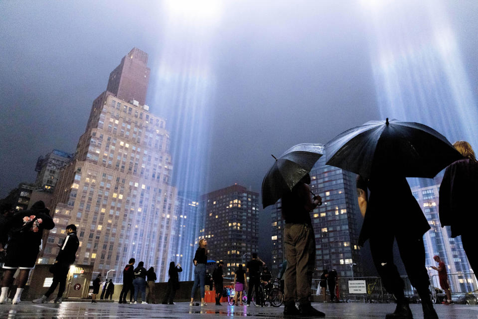 El llamado Tributo de la Luz anual se enciende en Manhattan, en Nueva York, con motivo del 21er aniversario del 11-S, el 11 de septiembre de 2022. (AP Foto/Julia Nikhinson)