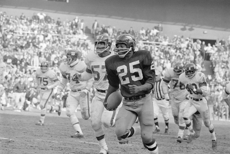 Washington fullback A.D. Whitfield runs for his first of three scores. (Bettmann Archives/Getty Images)