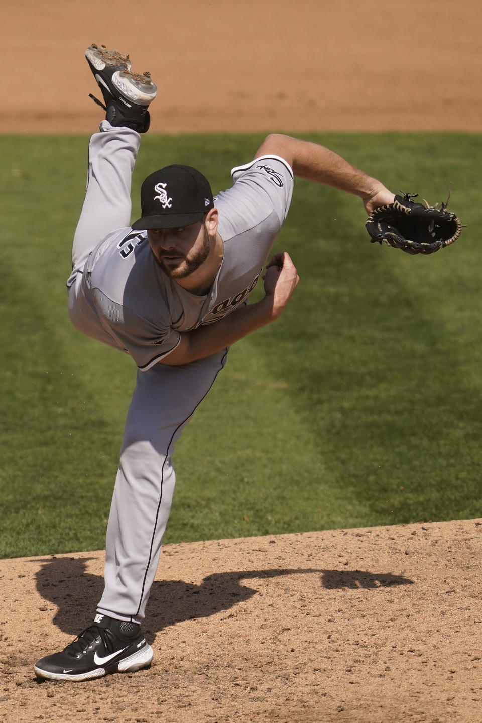 Lucas Giolito, de los Medias Blancas de Chicago, lanza en el primer juego de la serie de comodines ante los Atléticos de Oakland, el mates 29 de septiembre de 2020 (AP Foto/Eric Risberg)