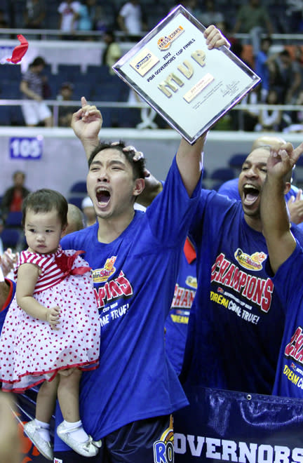 Jamelle Cornley congratulates Jeff Chan. (PBA Images)