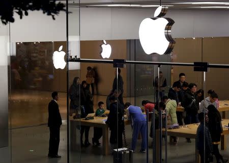 Apple logos are displayed at an Apple Store inside a shopping mall in the southern Chinese city of Shenzhen, January 26, 2016. REUTERS/Bobby Yip