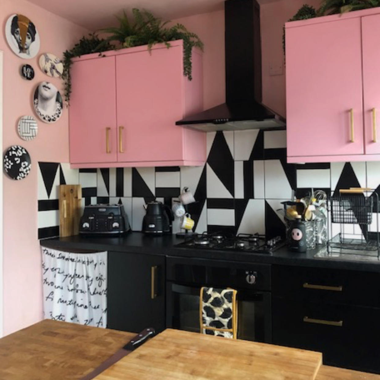  Kitchen with pink cabinets and monochrome tiles. 