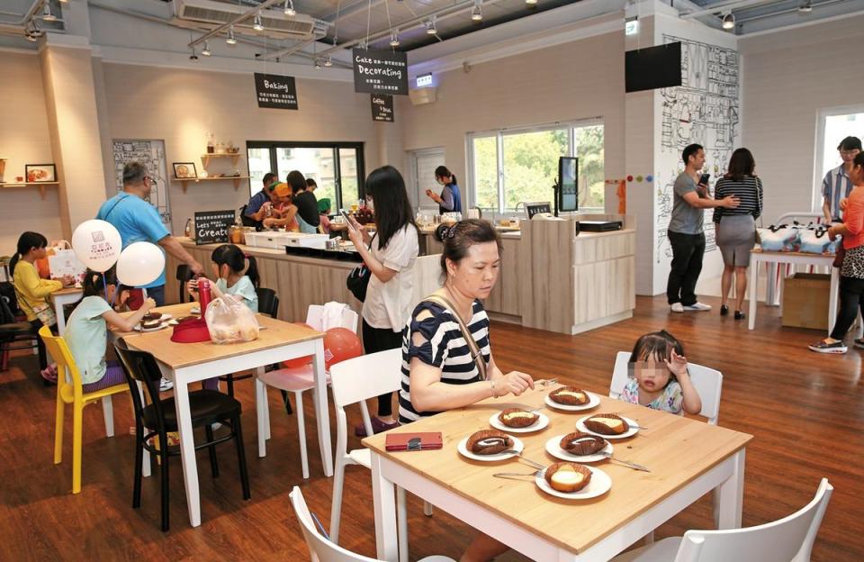 亞尼克竹北店的2樓設置自助DIY區與內用座位，吳宗恩說DIY市場將是趨勢。