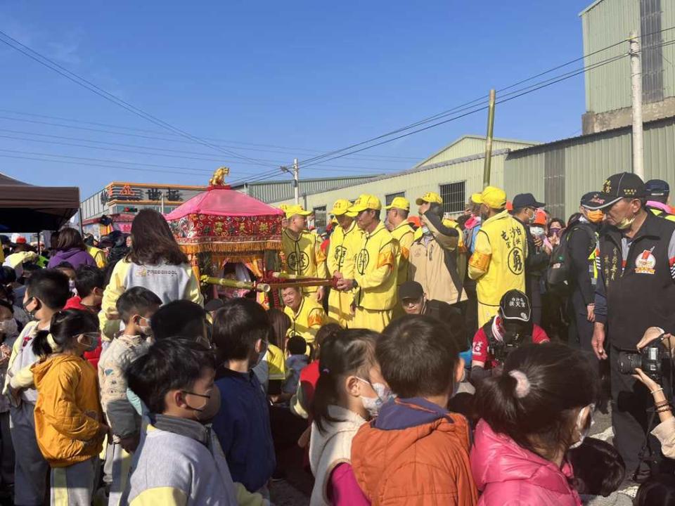 白沙屯媽祖昨天下午3時50分停駕龍井沙田路四段260號對面路邊，賜福幼兒園小朋友。(翻攝自白沙屯拱天宮臉書)