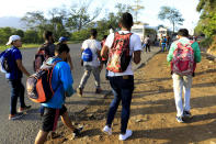 Migrantes parten por una ruta desde San Pedro Sula, Honduras, miércoles 15 de enero de 2020, con la esperanza de formar una caravana hacia el lejano Estados Unidos. (AP Foto/Delmer Martinez)