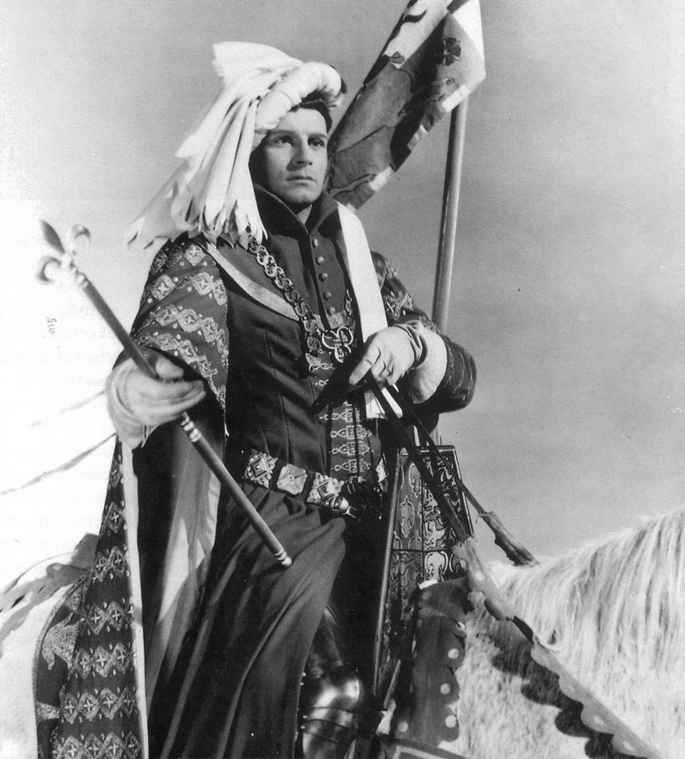 Laurence Olivier appears as the title character in the 1944 film adaptation of Shakespeare’s “Henry V.”