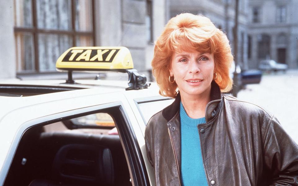 Eine ihrer Lieblingsrollen, das hat Senta Berger mehrfach betont, ist die Titelfigur der zunächst sechsteiligen Miniserie "Die schnelle Gerdi" aus dem Jahr 1989. Und das, obwohl, vielleicht auch gerade weil es anfangs so viele Bedenken gab ... (Bild: Getty Images / United Archives)